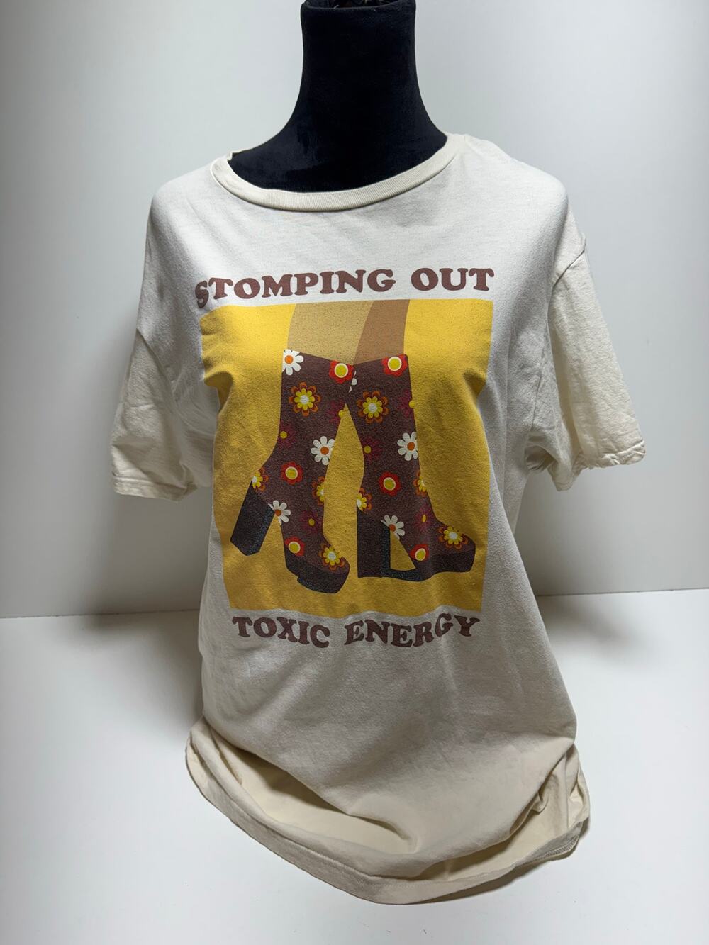 Women’s Artsy 70’s T Shirt Sz L “Stomping Out Toxic Energy” Funky Retro Beige